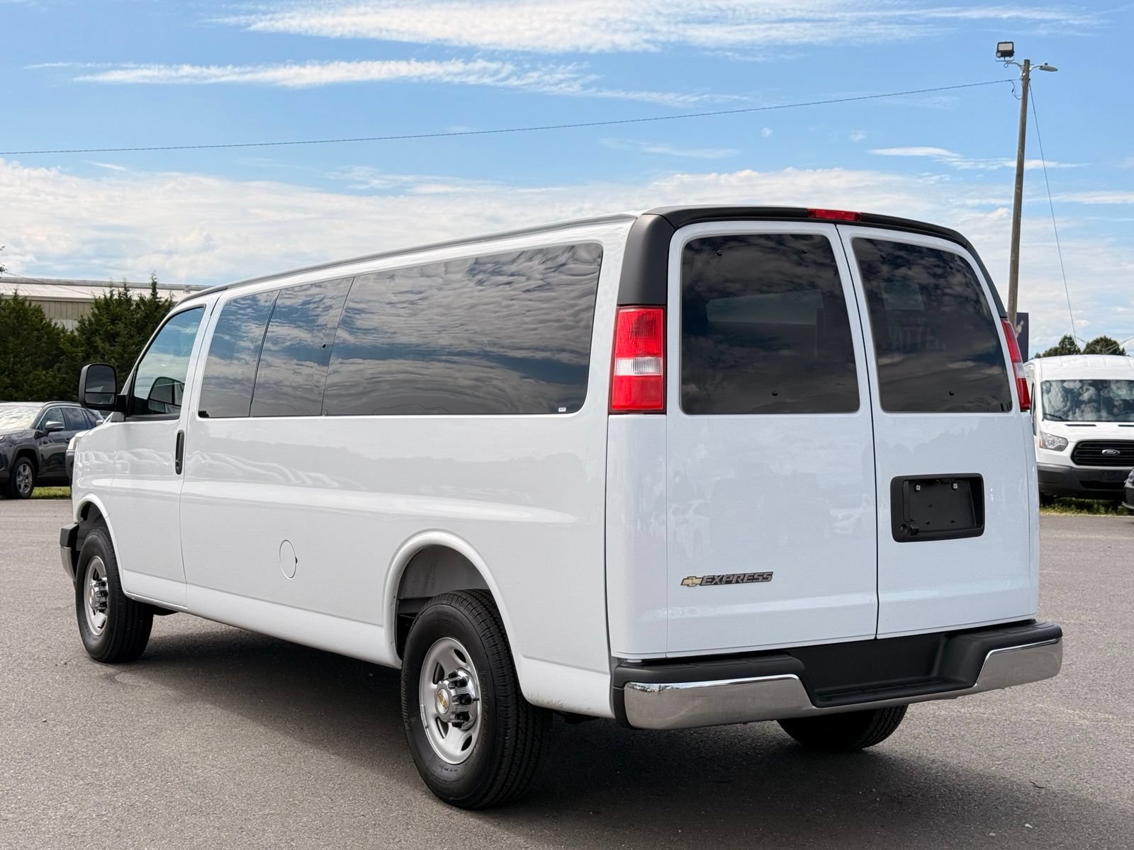 Used 2026 Chevrolet Express 3500 LT w/ LT Preferred Equipment Group RWD image 8