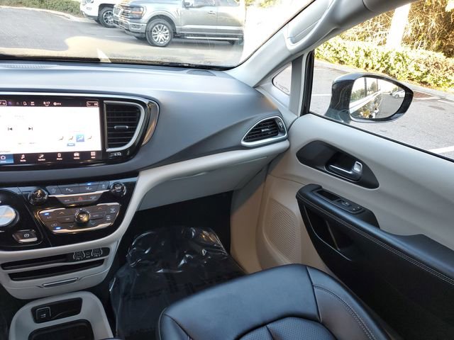 Used 2024 Chrysler Pacifica Touring-L image 14