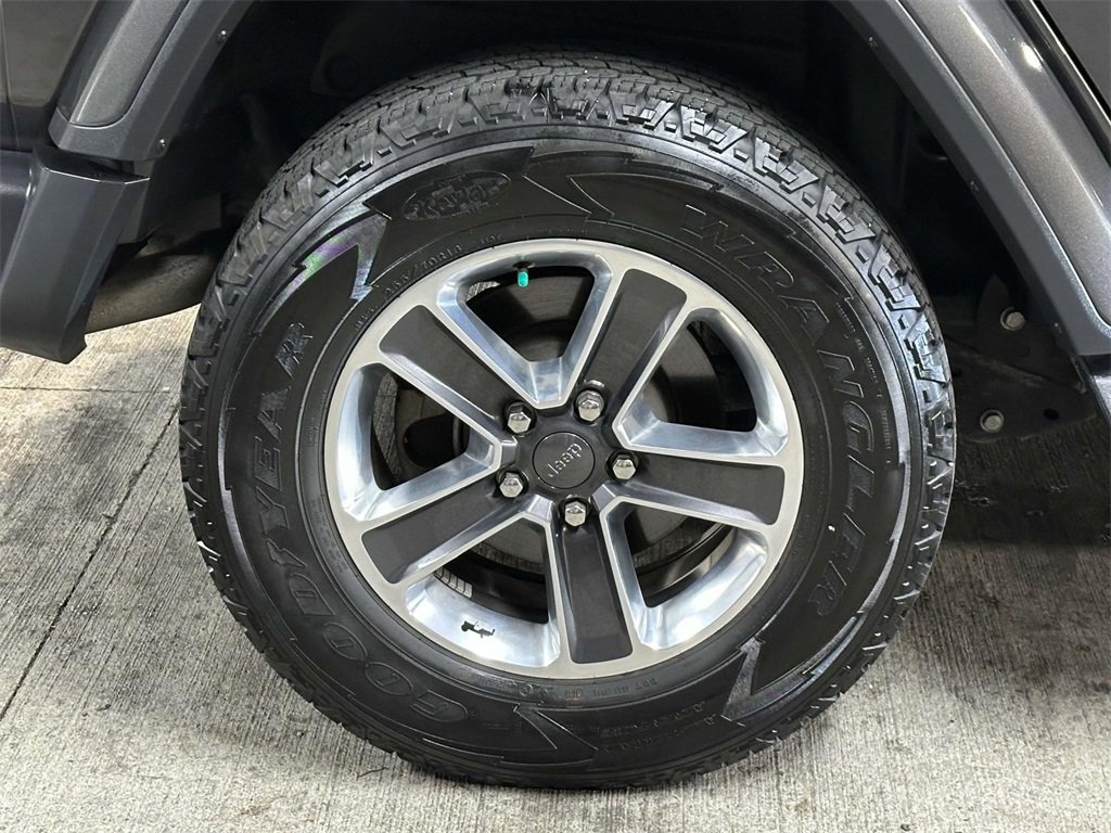 Used 2018 Jeep Wrangler Unlimited Sahara image 10