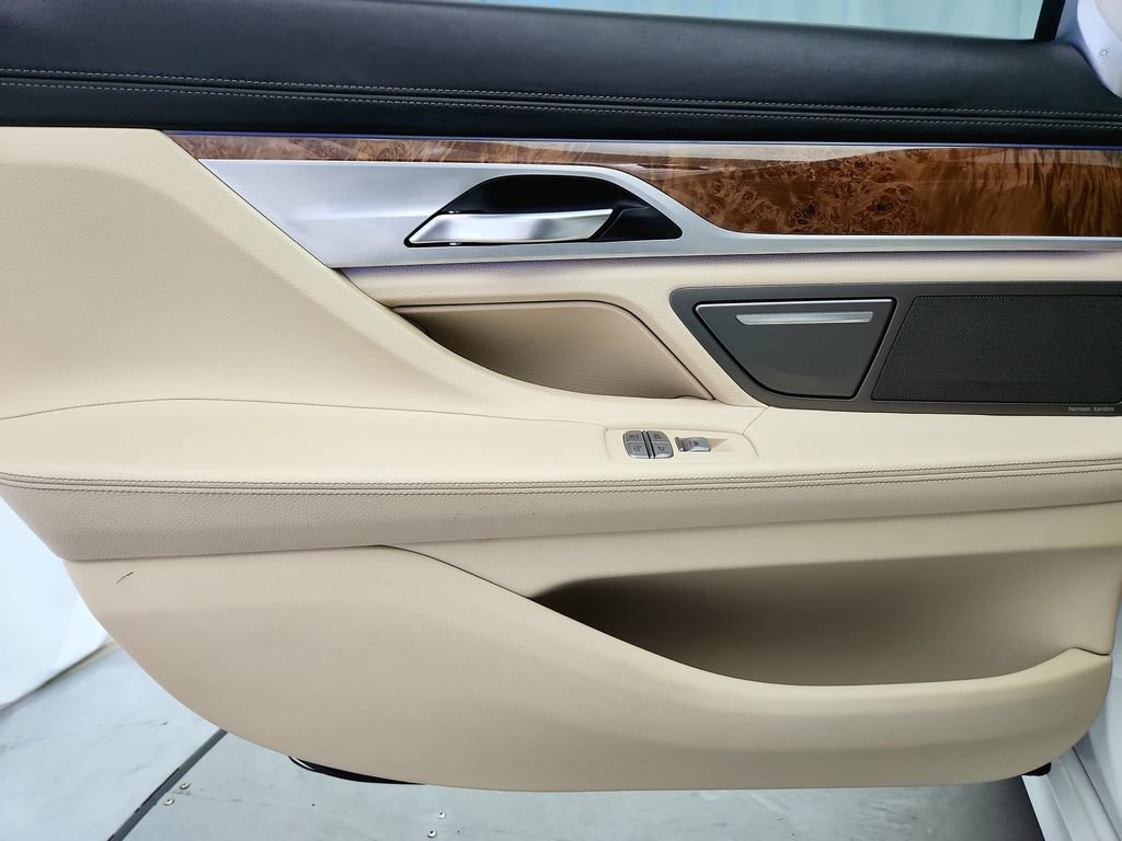 Used 2018 BMW 740e xDrive AWD/4WD image 29