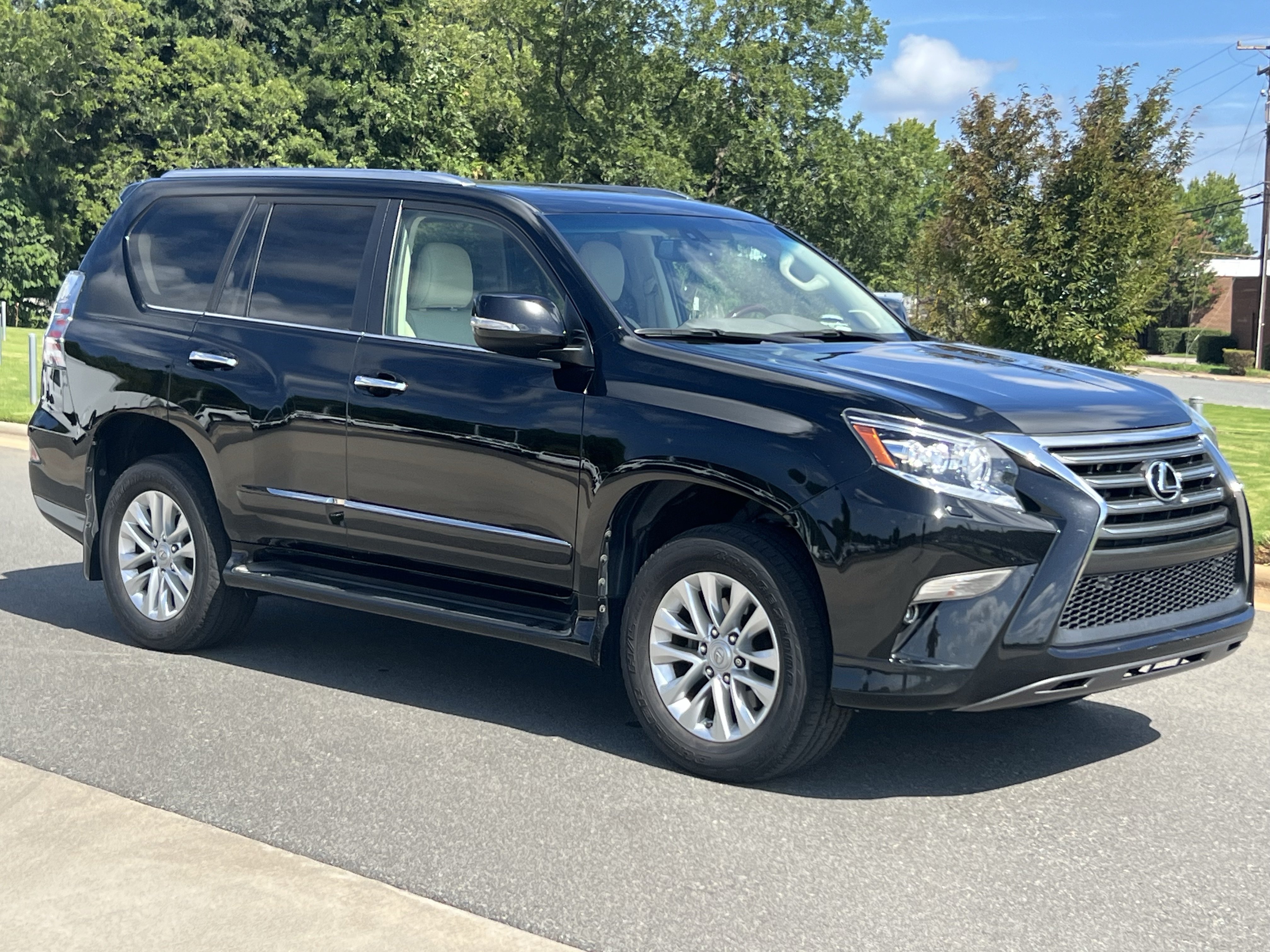 Used 2019 Lexus GX 460 Premium w/ Premium Package AWD/4WD image 2