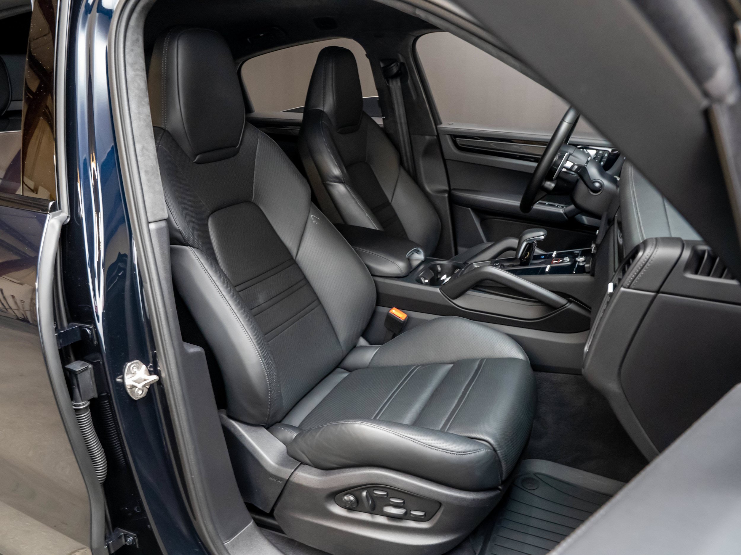 Used 2022 Porsche Cayenne Turbo GT AWD/4WD image 36