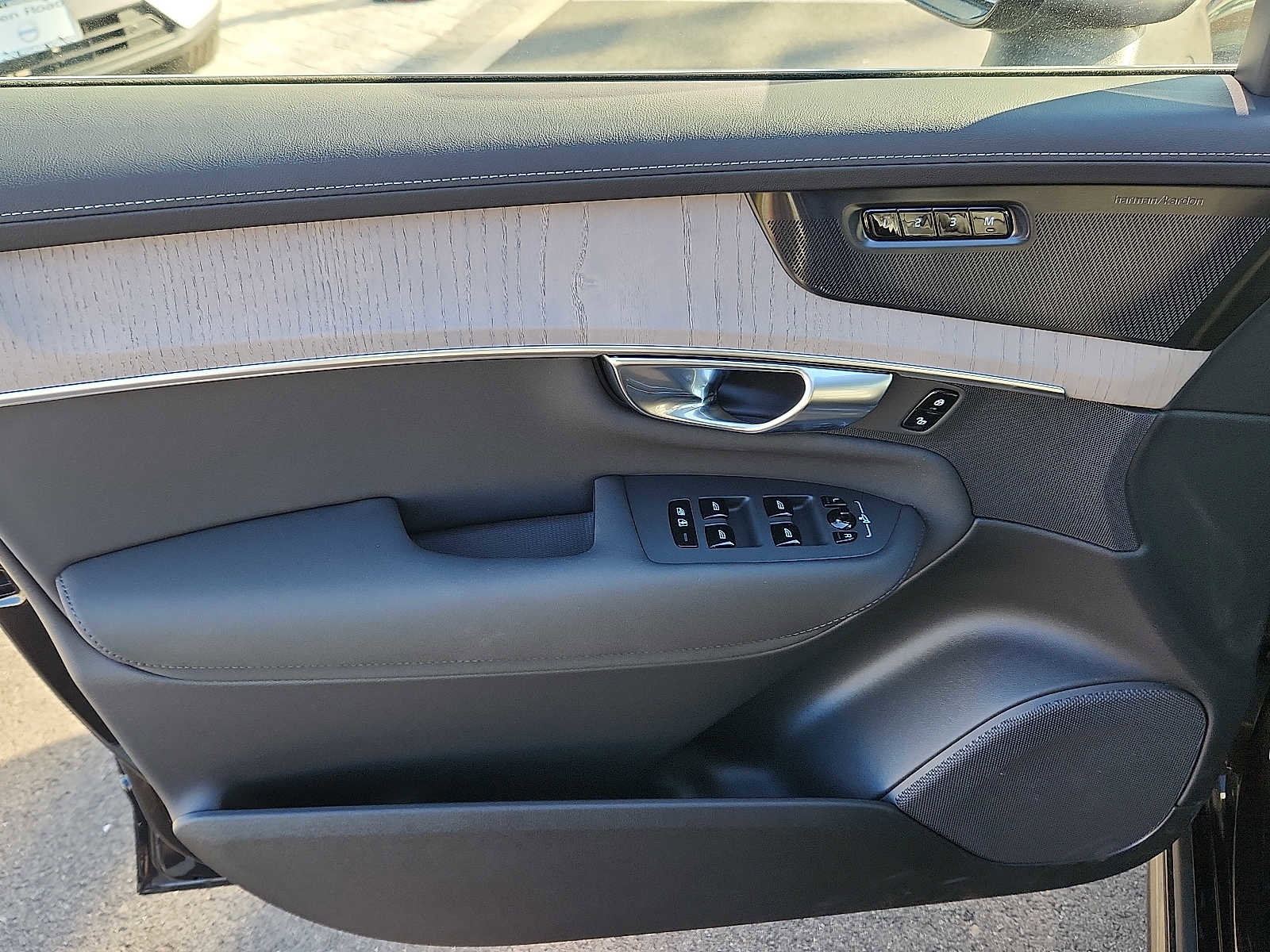 Used 2026 Volvo XC90 B6 Ultra w/ Protection Package image 12