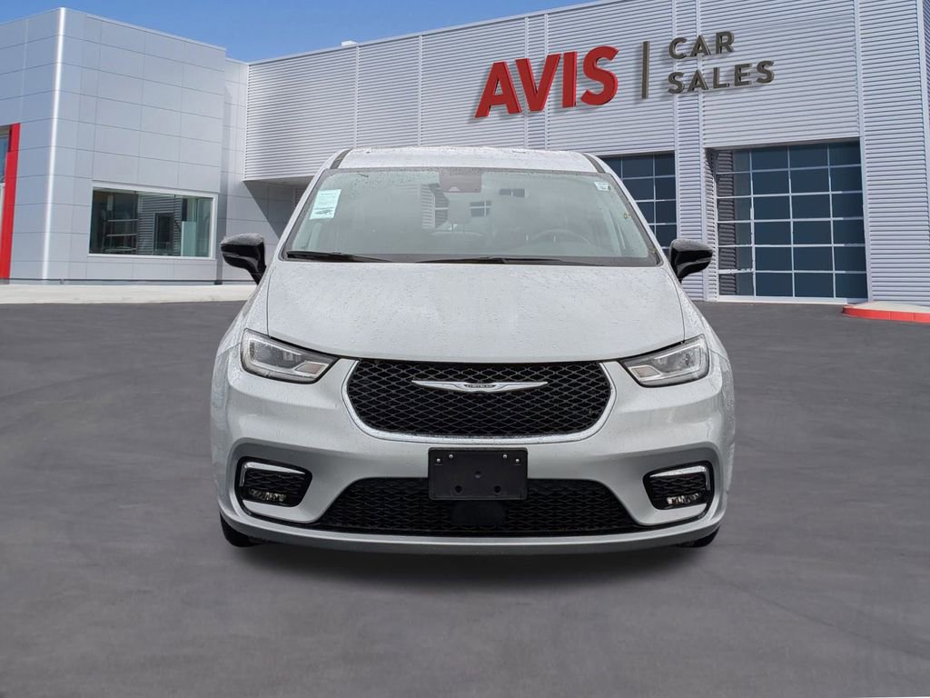 Used 2024 Chrysler Pacifica Touring-L image 2