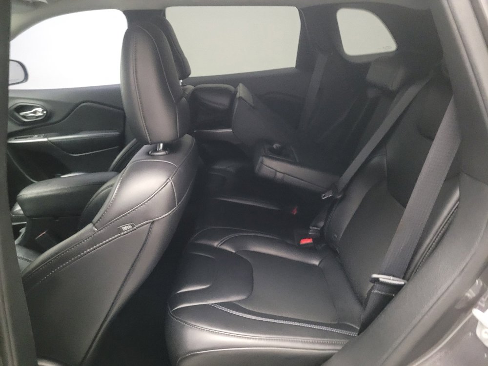 Used 2019 Jeep Cherokee Latitude Plus w/ Comfort/Convenience Group image 18