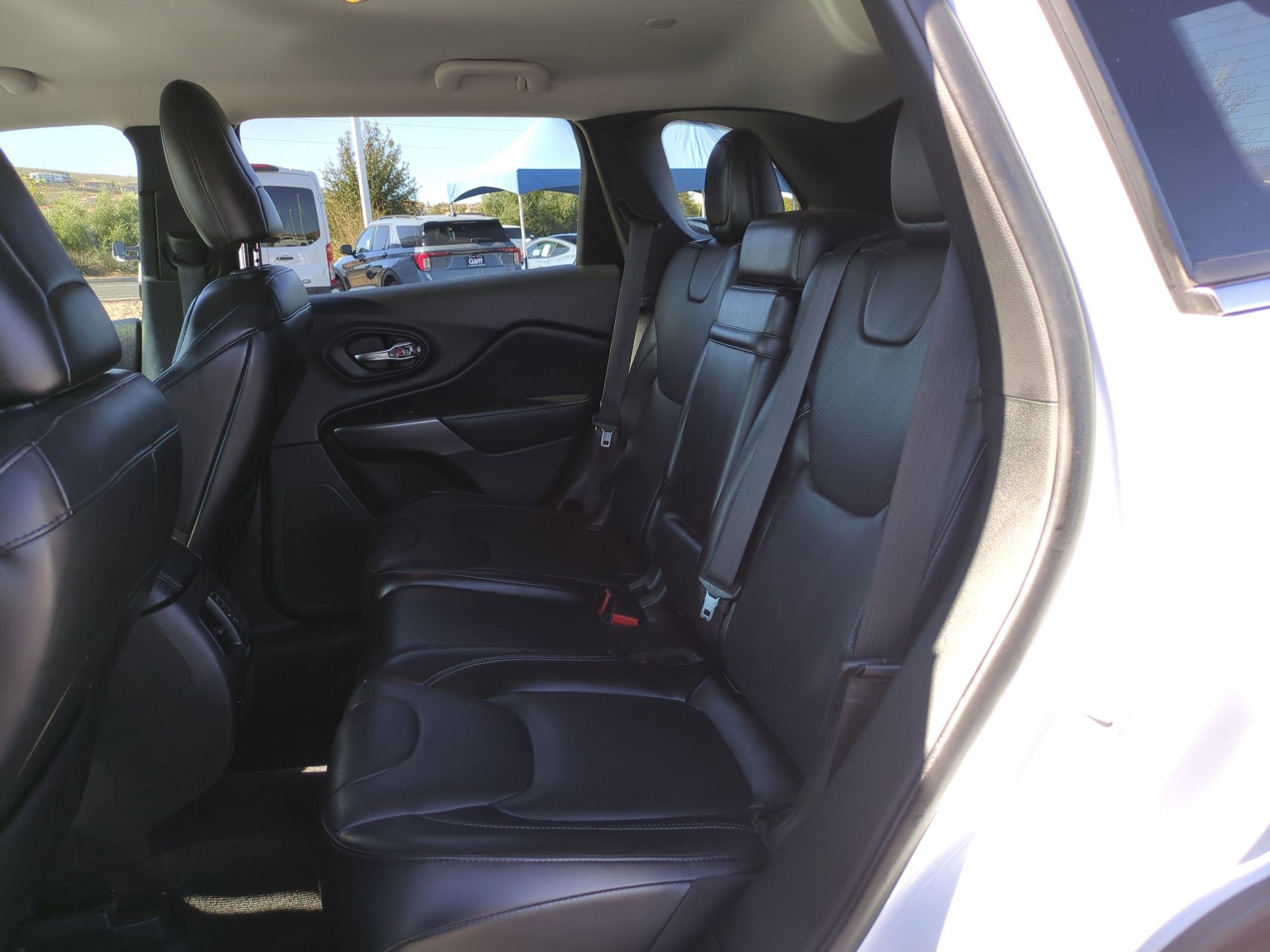 Used 2019 Jeep Cherokee Overland w/ Technology Group image 27