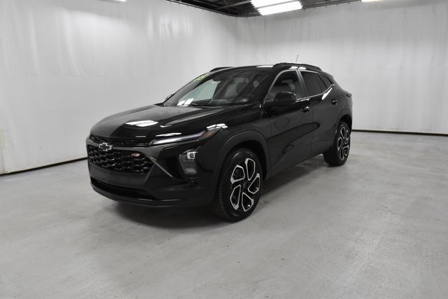 Used 2025 Chevrolet Trax RS w/ Driver Confidence Package image 2