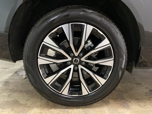 Used 2025 Volvo XC60 B5 Plus image 31