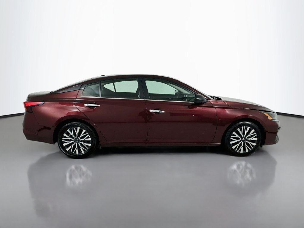 Used 2025 Nissan Altima 2.5 SV FWD image 9
