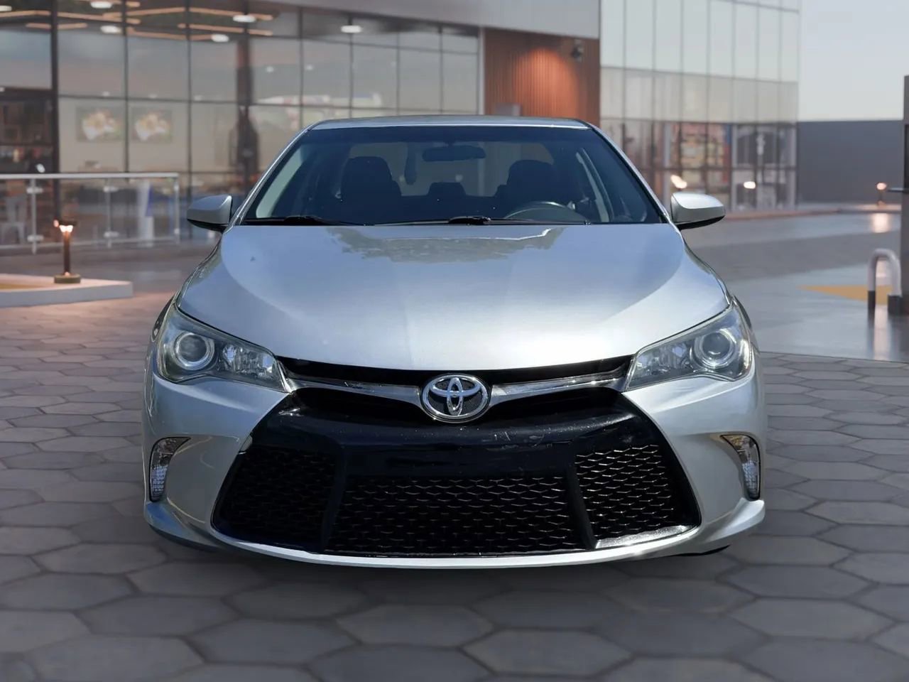 Used 2015 Toyota Camry SE FWD image 2