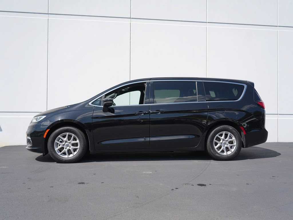 Used 2025 Chrysler Pacifica Select FWD image 6