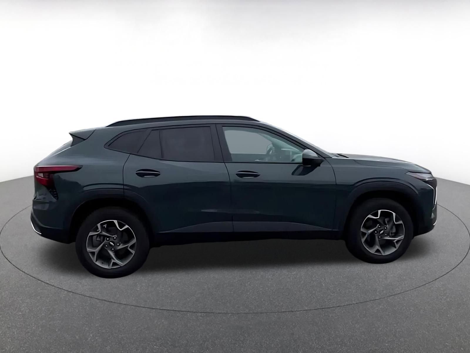 Used 2025 Chevrolet Trax LT FWD image 16