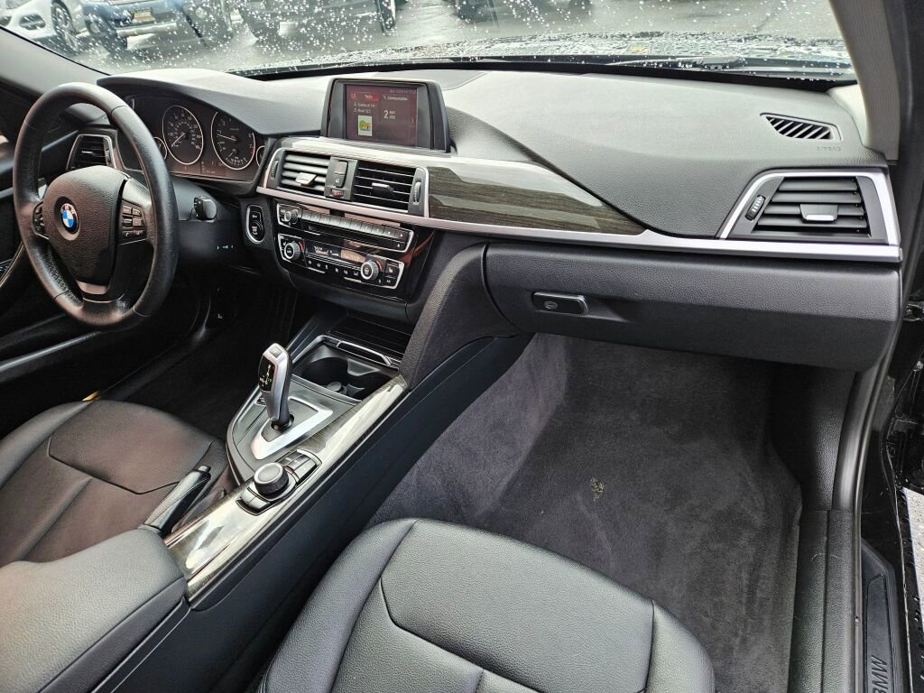 Used 2018 BMW 320i xDrive Sedan image 11