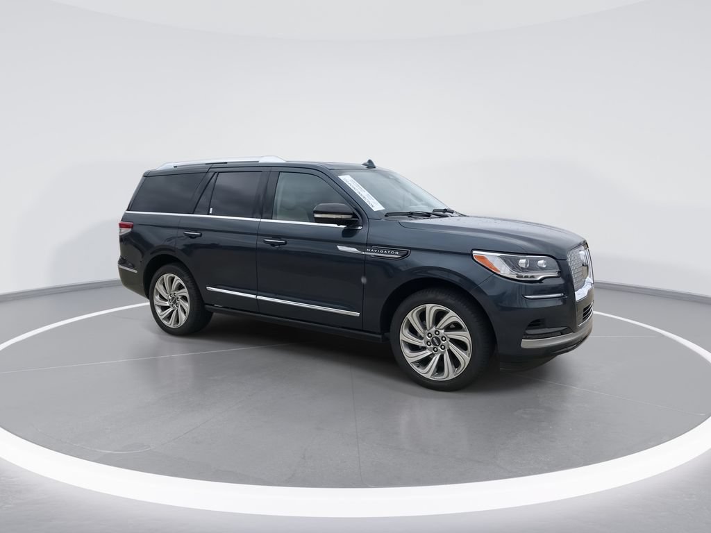Used 2024 Lincoln Navigator Reserve AWD/4WD image 2