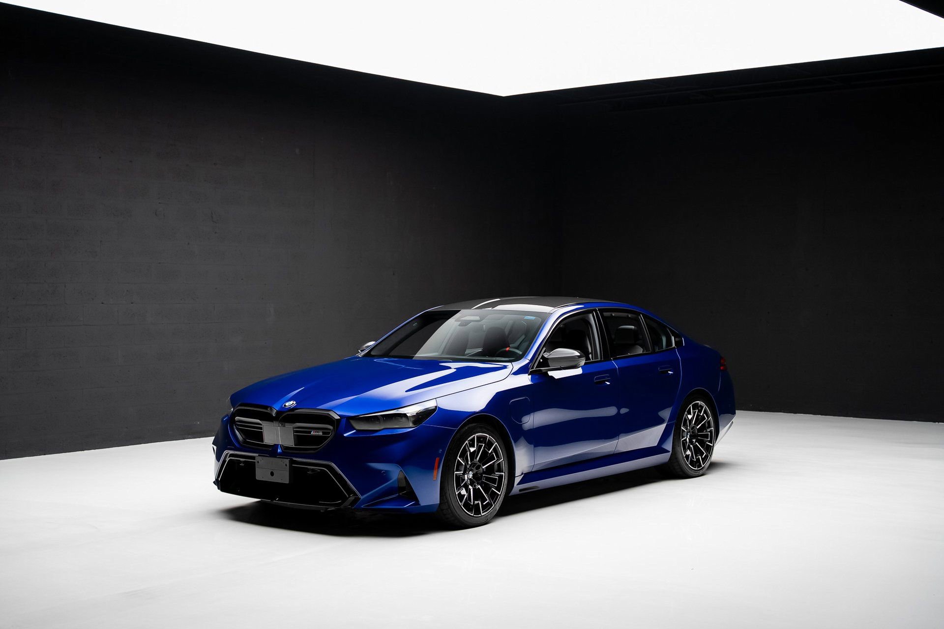 Used 2025 BMW M5 w/ Carbon Package image 4