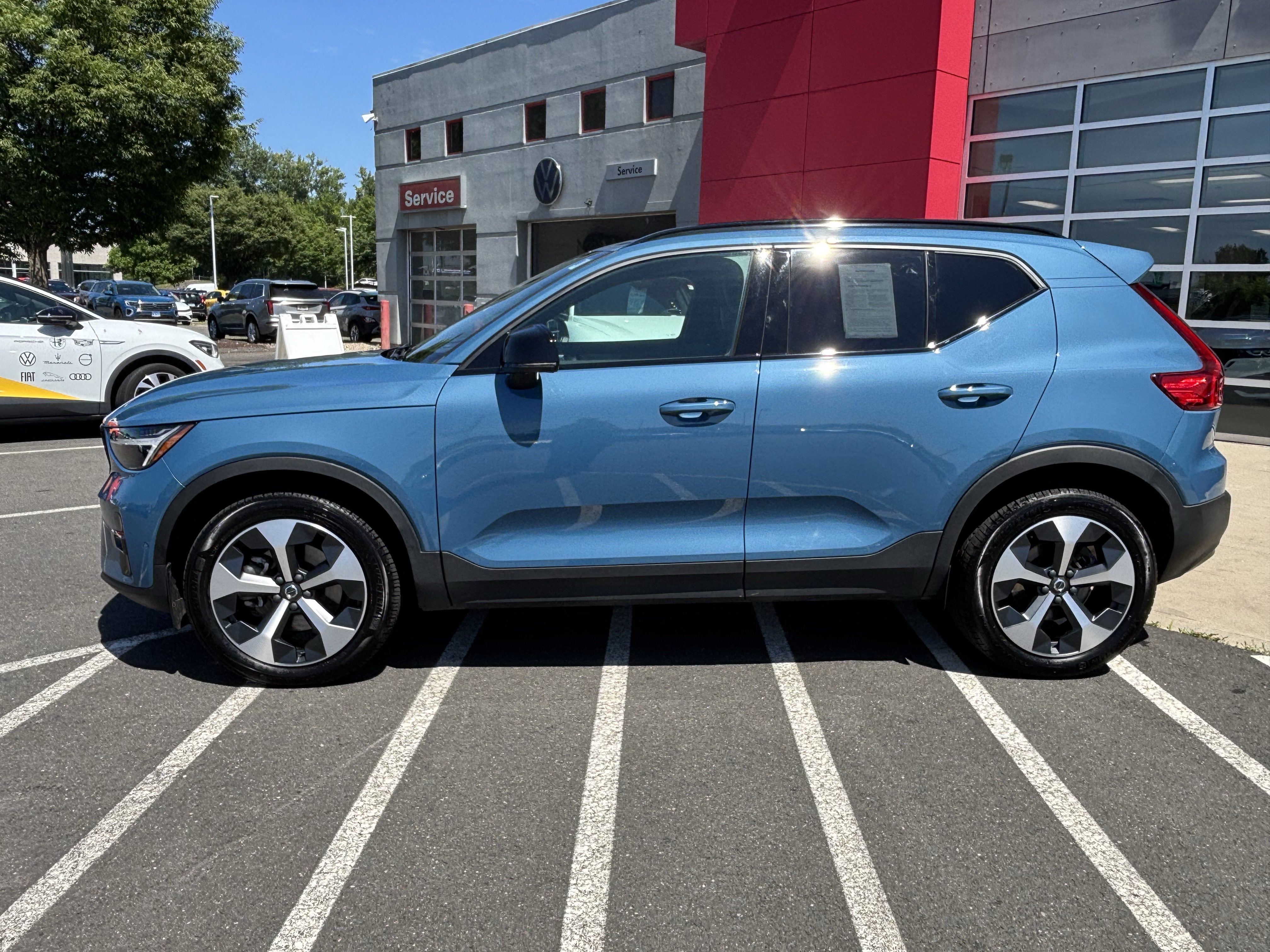 Used 2025 Volvo XC40 B5 Plus AWD/4WD image 4