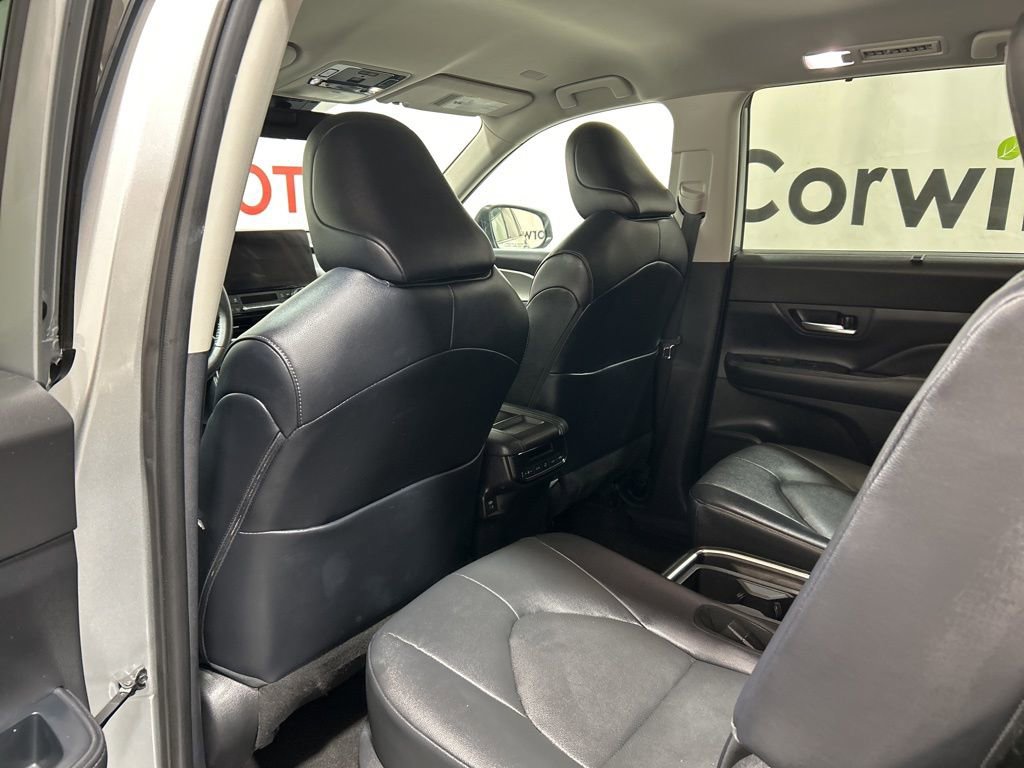 Used 2025 Toyota Grand Highlander AWD image 18