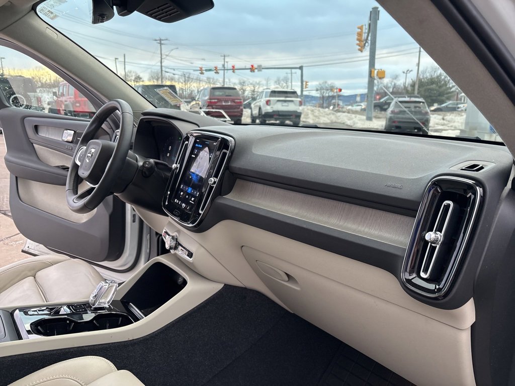 Certified 2023 Volvo XC40 B5 Plus w/ Protection Package Premier image 34