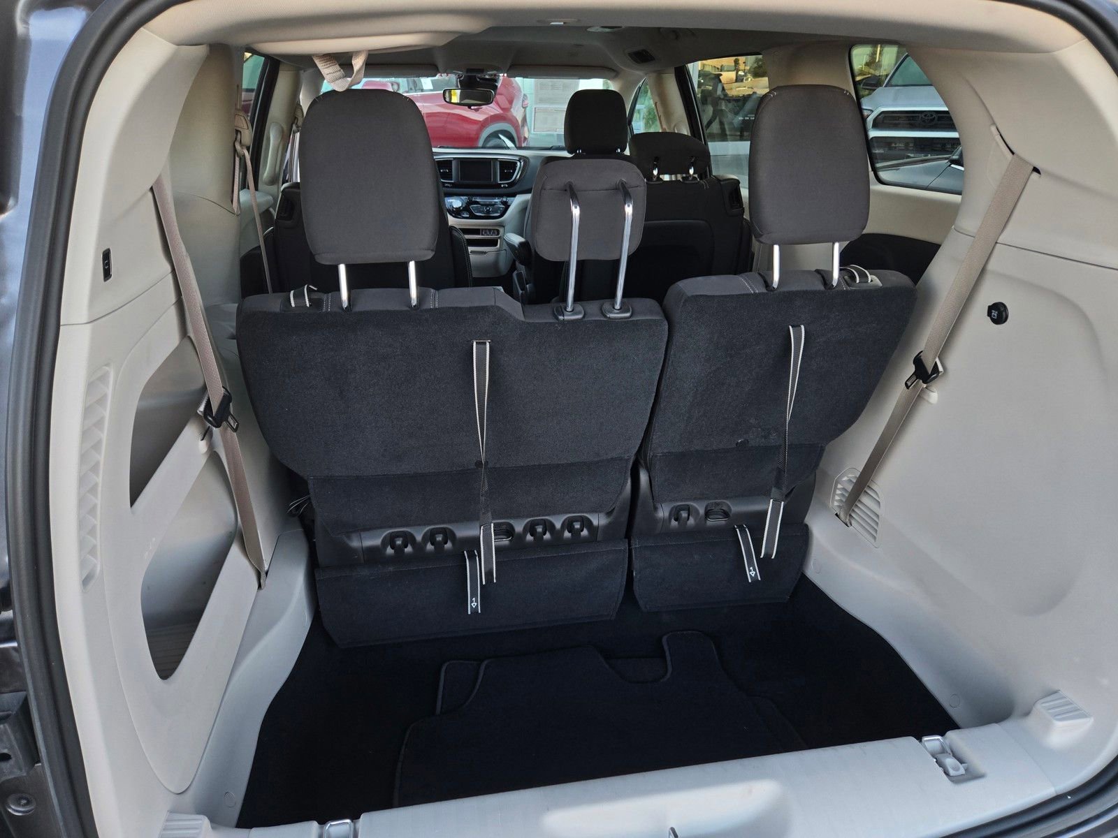 Used 2023 Chrysler Voyager LX image 22