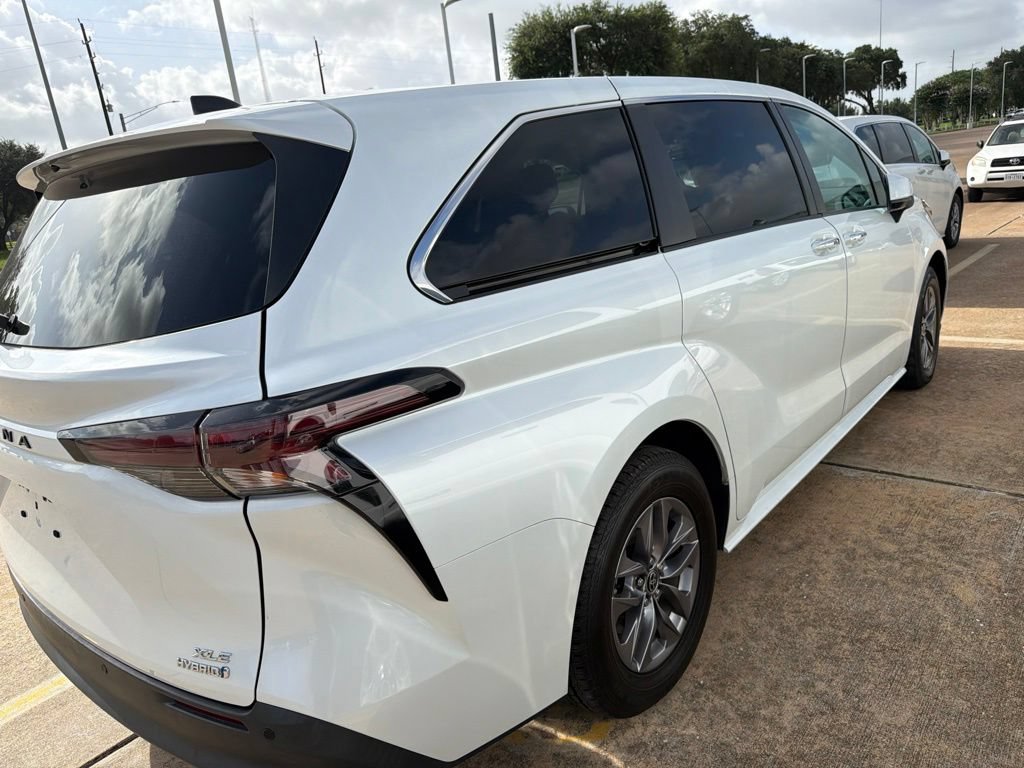 Used 2023 Toyota Sienna XLE FWD image 5