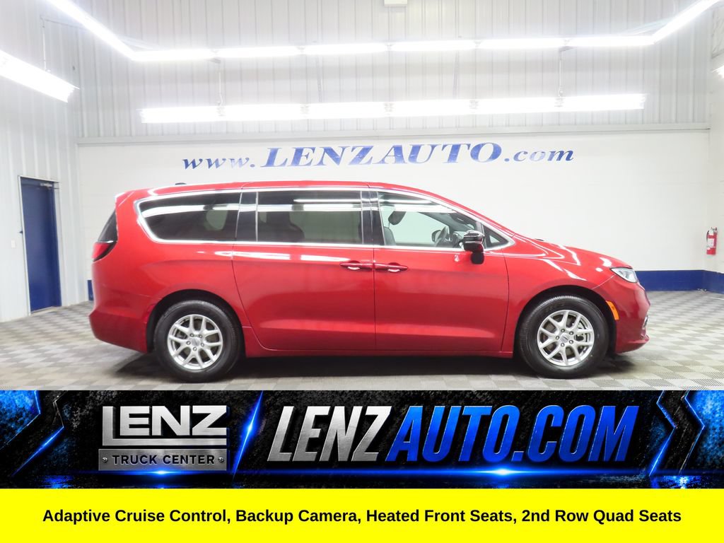Used 2025 Chrysler Pacifica Select FWD image 1