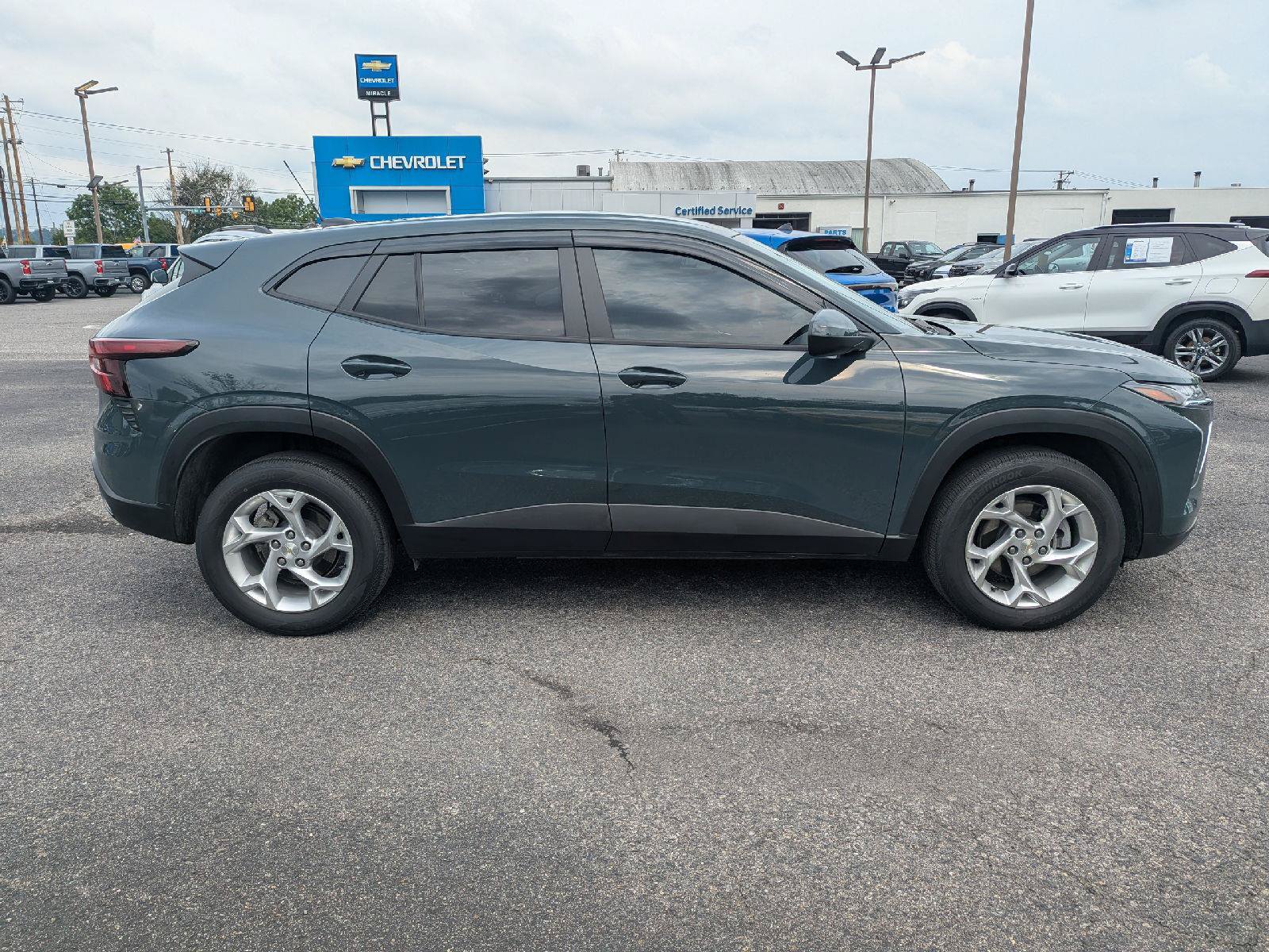 Used 2025 Chevrolet Trax LS w/ LS Convenience Package FWD image 8