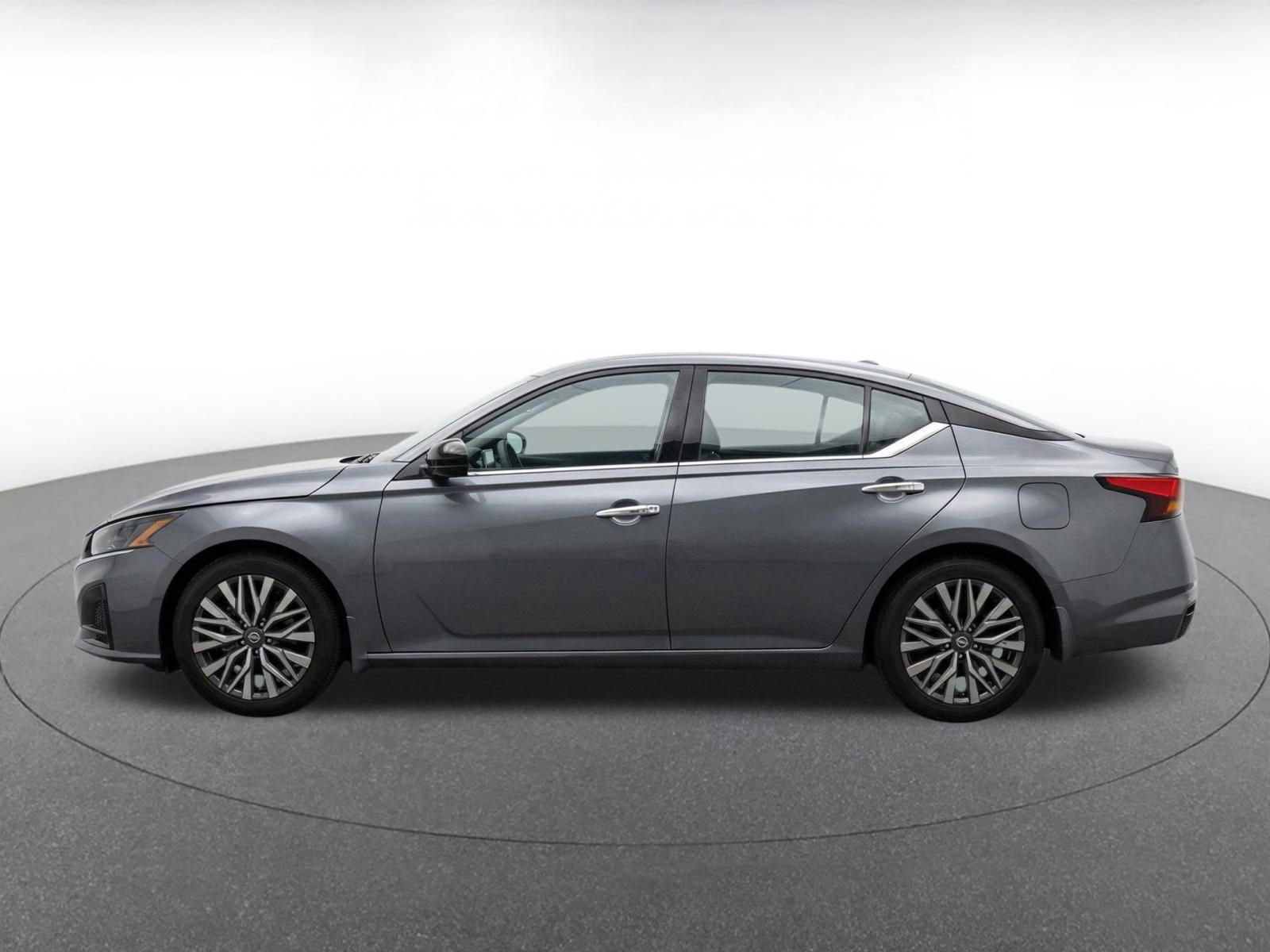 Used 2025 Nissan Altima 2.5 SV FWD image 4