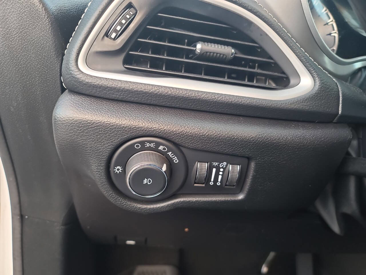 Used 2025 Chrysler Pacifica Select FWD image 22