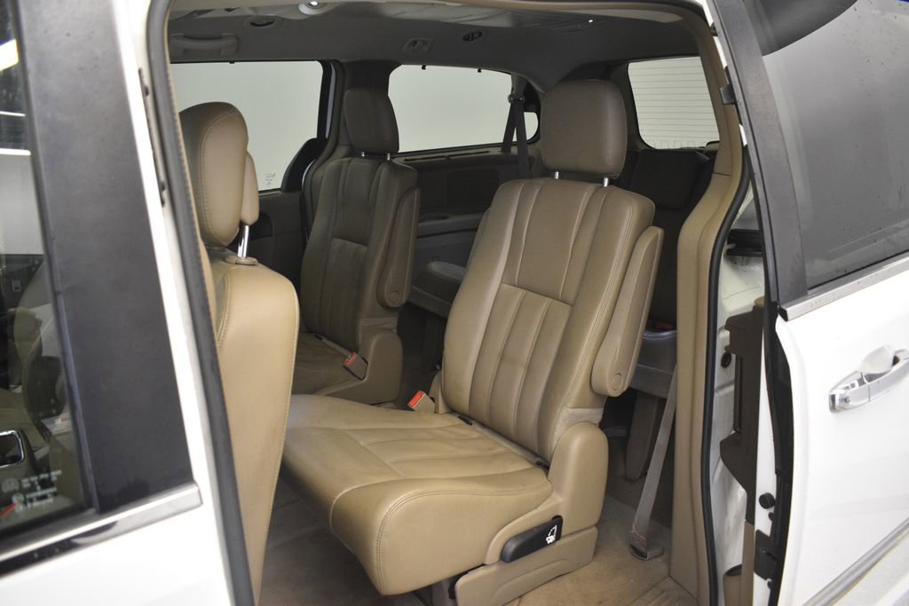 Used 2015 Chrysler Town & Country Touring w/ Driver Convenience Group image 25