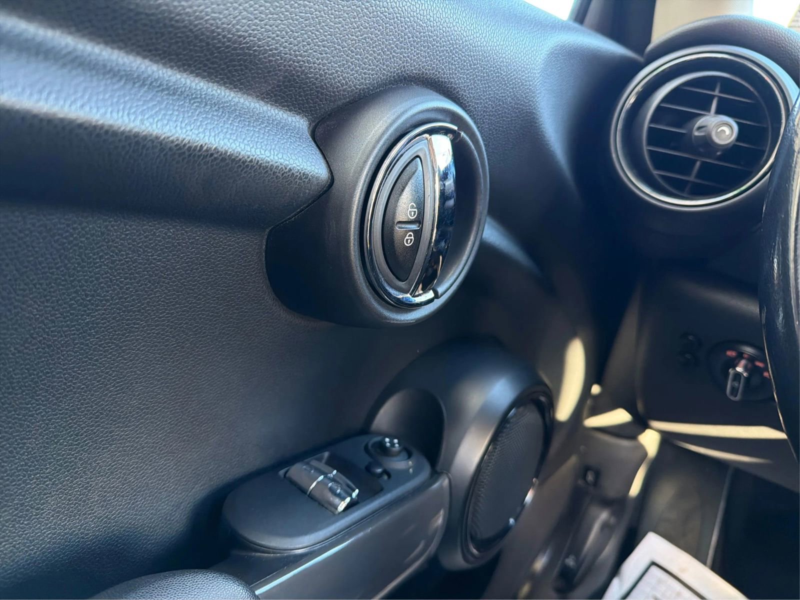 Used 2018 MINI Cooper 2-Door Hardtop w/ Signature Line Package image 18