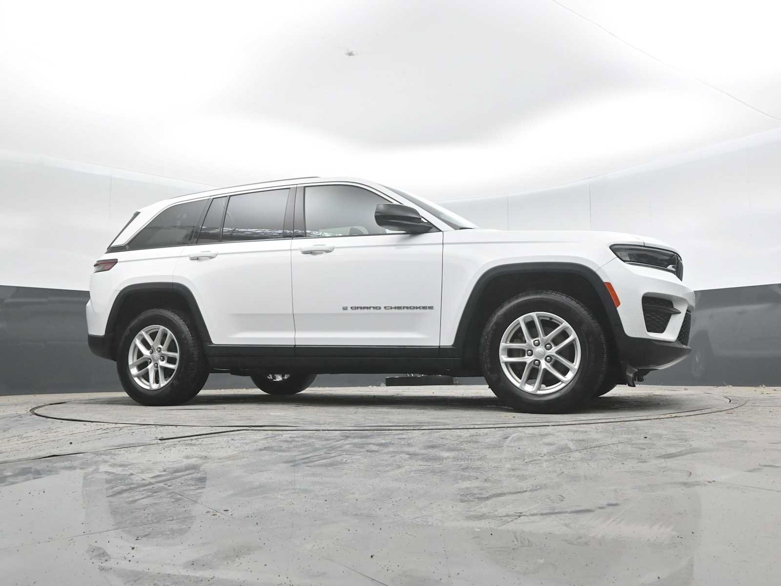Used 2023 Jeep Grand Cherokee Laredo AWD/4WD image 29