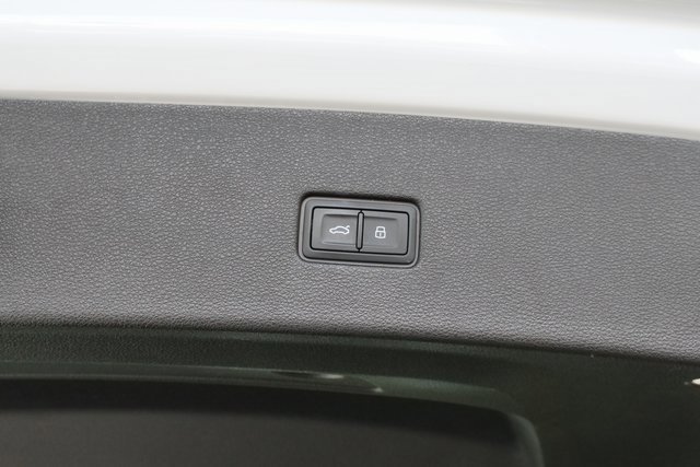 Used 2023 Audi Q8 Premium image 16