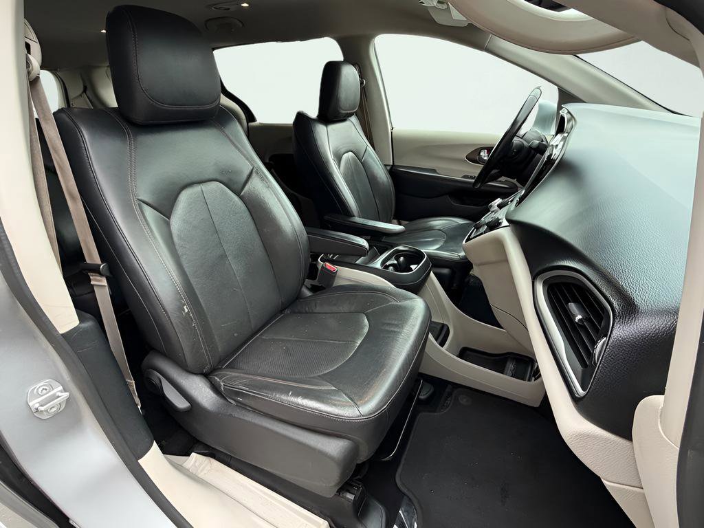 Used 2019 Chrysler Pacifica Touring-L FWD image 38