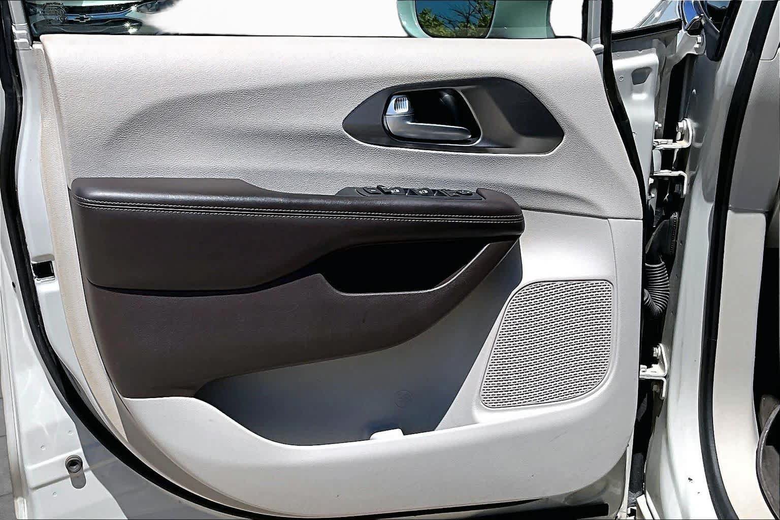 Used 2017 Chrysler Pacifica Touring-L Plus FWD image 17