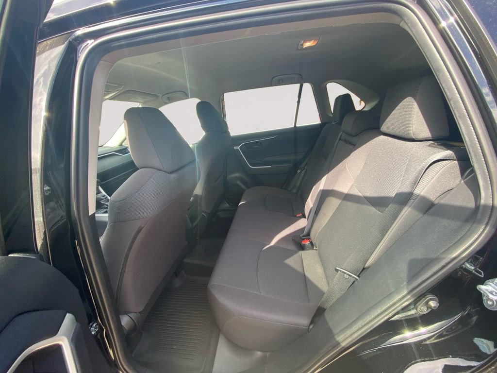 Used 2021 Toyota RAV4 LE image 8