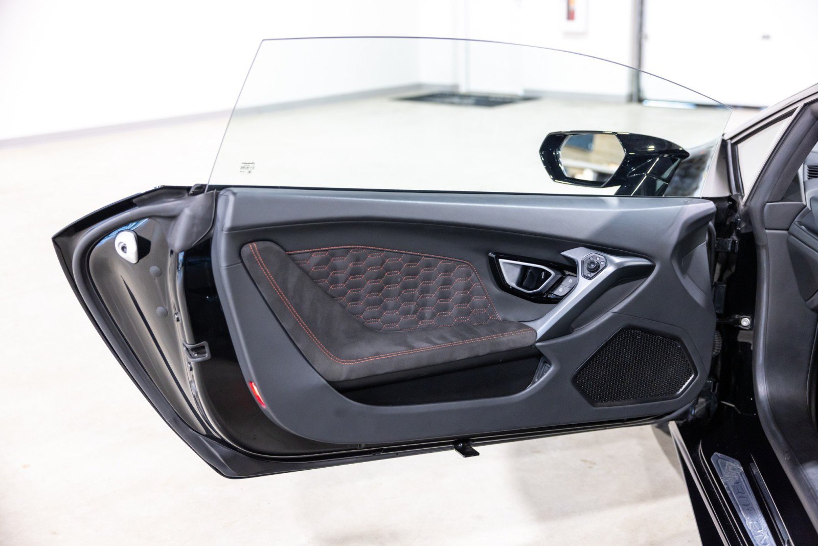 Used 2017 Lamborghini Huracan LP 580-2 RWD image 27