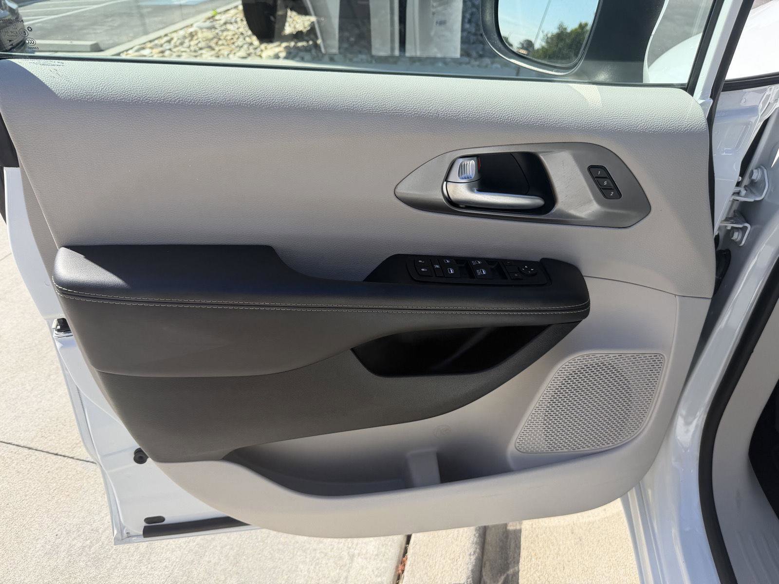 Used 2023 Chrysler Pacifica Touring-L FWD image 10
