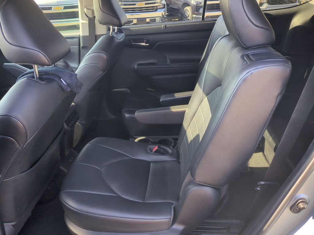 Used 2021 Toyota Highlander XLE image 24