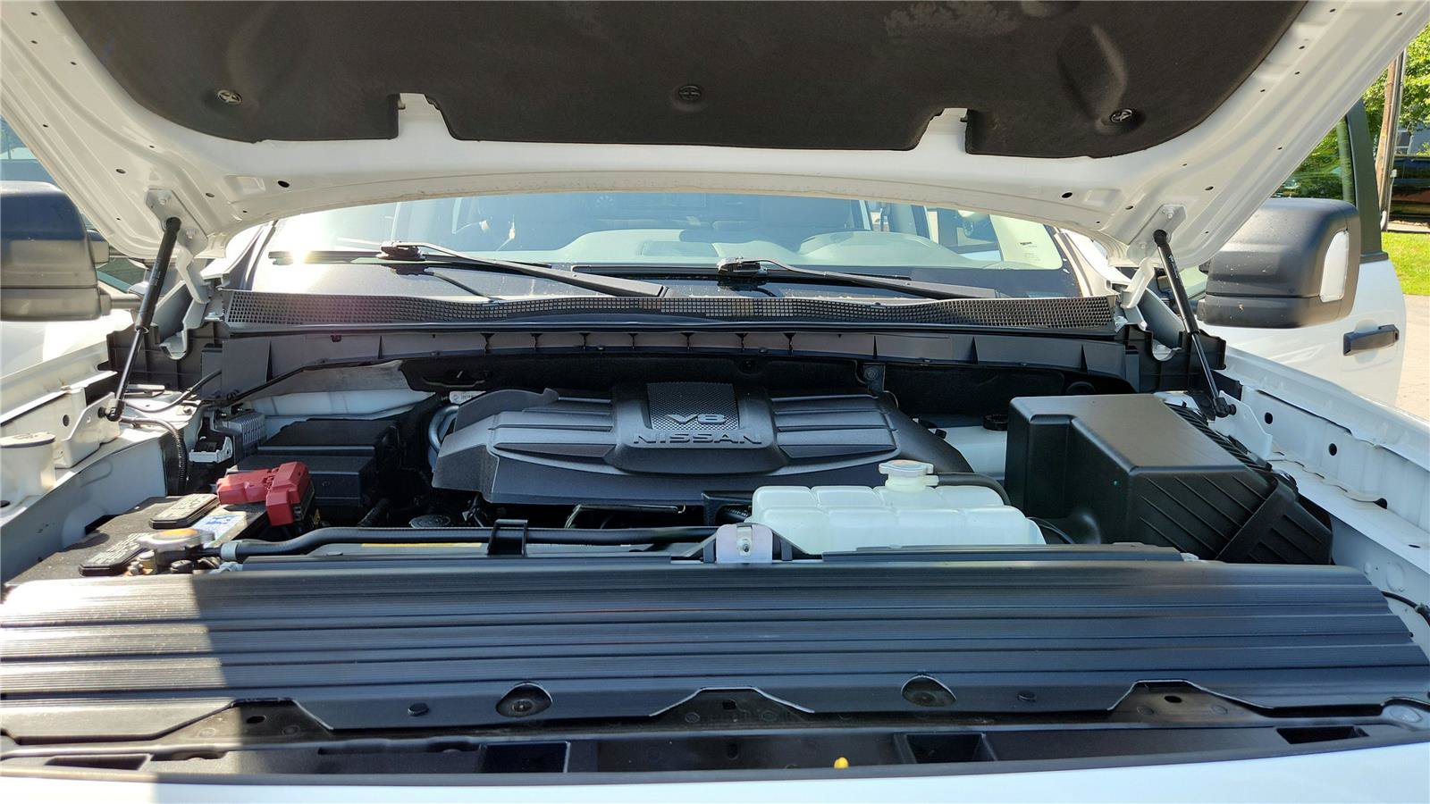 Used 2022 Nissan Titan SV AWD/4WD image 11