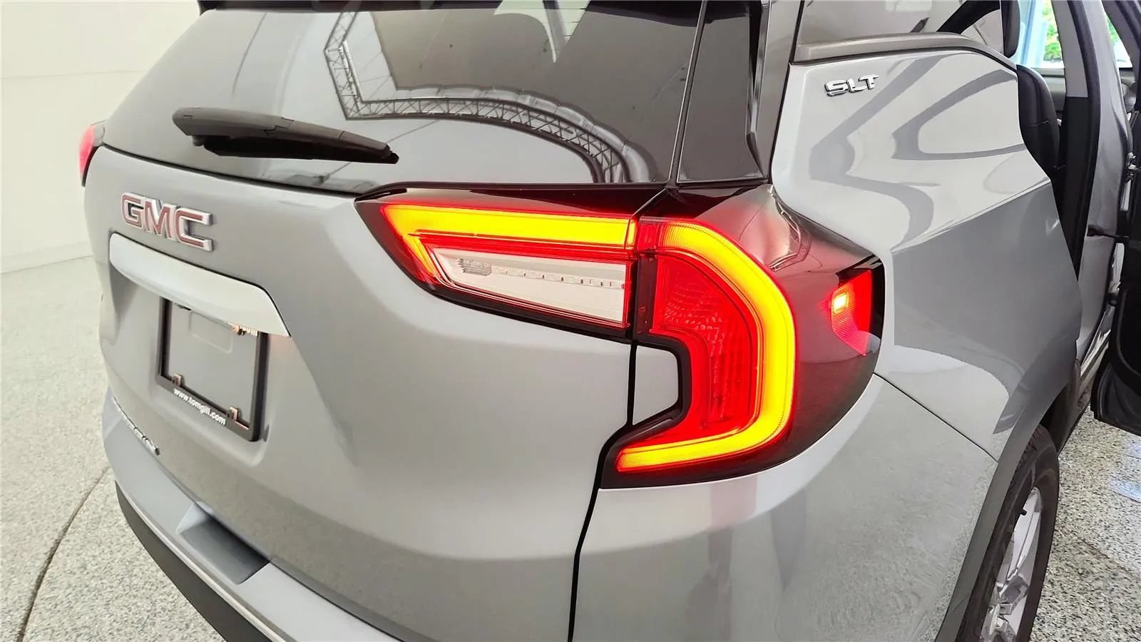 Used 2023 GMC Terrain SLT FWD image 16