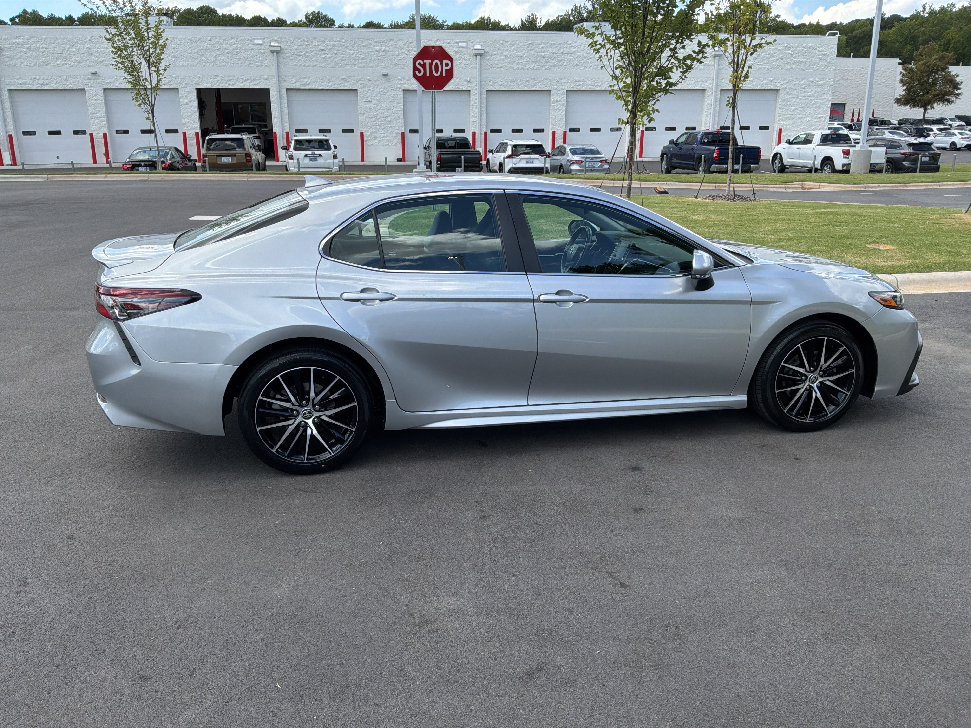 Used 2022 Toyota Camry SE FWD image 11