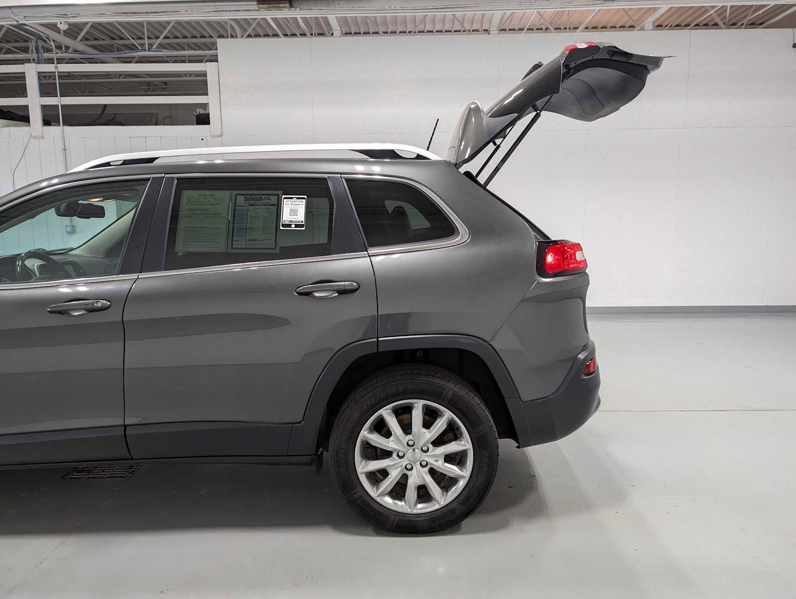 Used 2017 Jeep Cherokee Limited AWD/4WD image 11