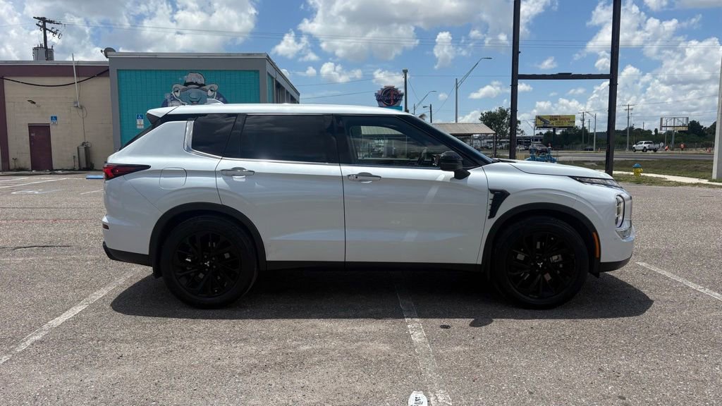 Used 2022 Mitsubishi Outlander SE FWD image 2