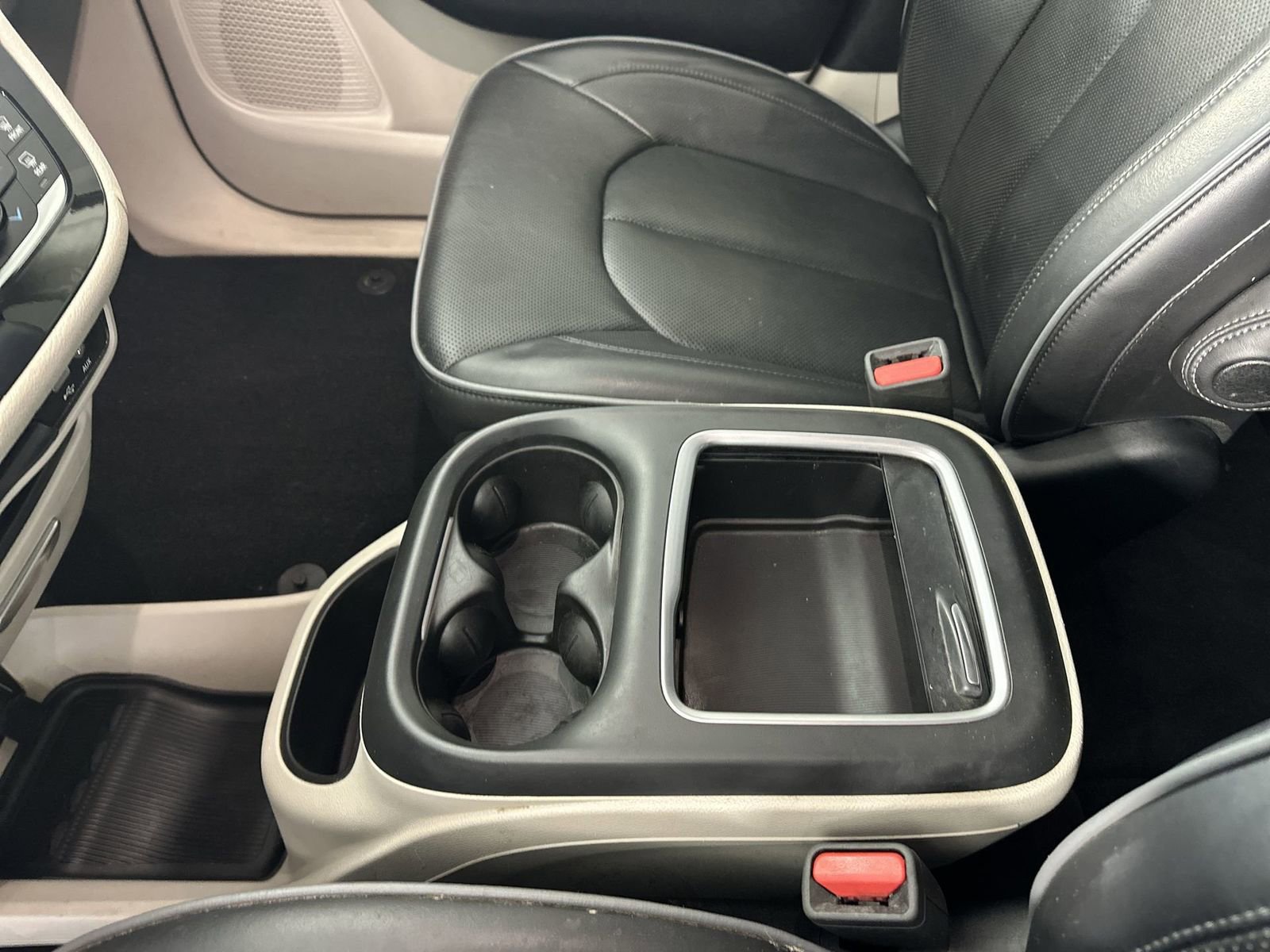 Used 2018 Chrysler Pacifica Limited image 26