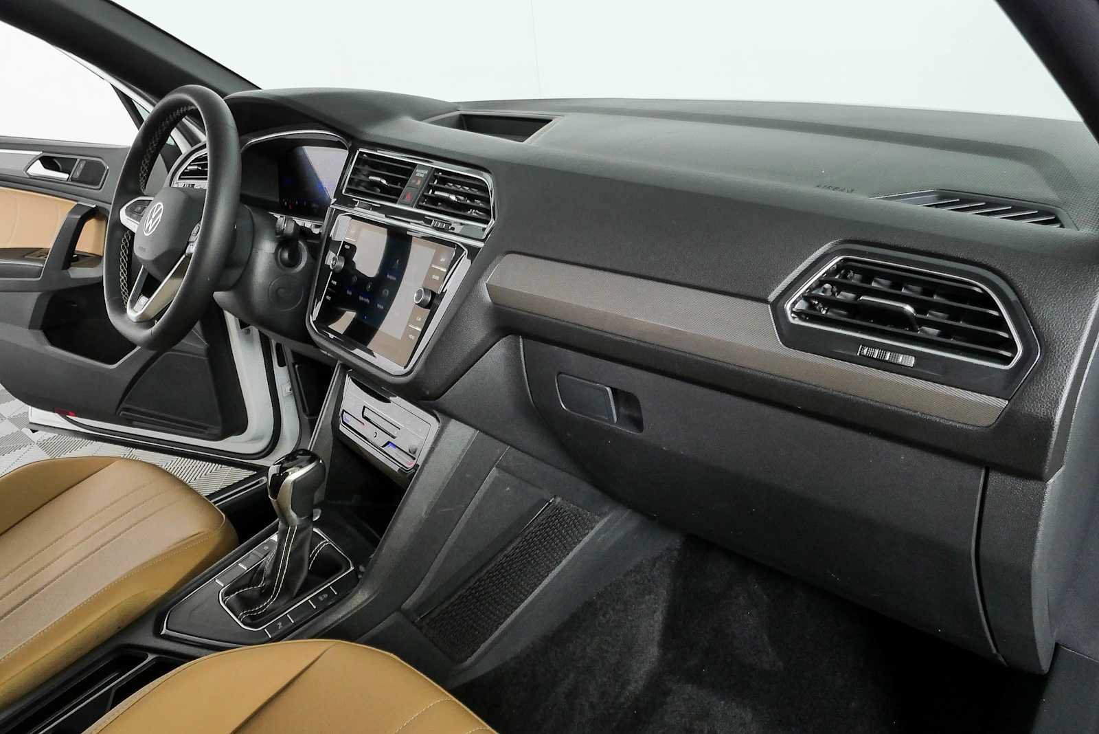 Certified 2023 Volkswagen Tiguan SE R-Line FWD image 25