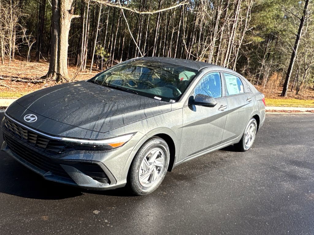 New 2026 Hyundai Elantra SE image 2