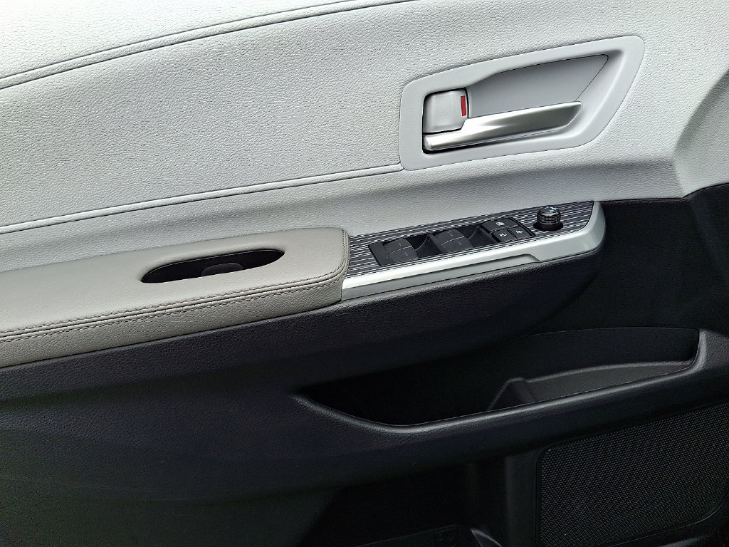 Used 2025 Toyota Sienna XLE FWD image 12
