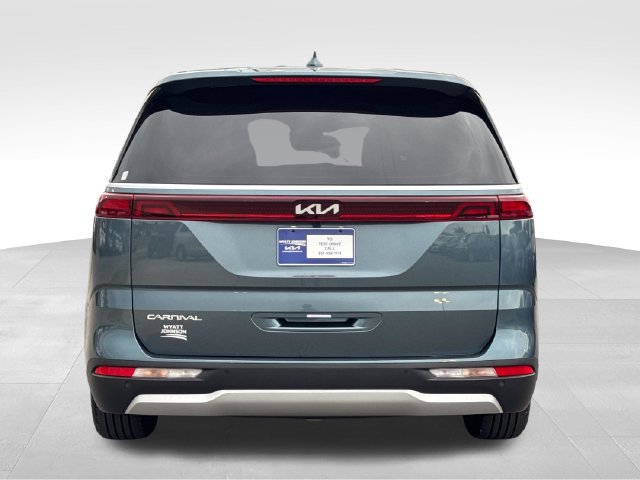 Used 2024 Kia Carnival EX FWD image 4