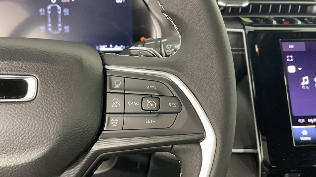 New 2025 Jeep Grand Cherokee L Laredo image 24