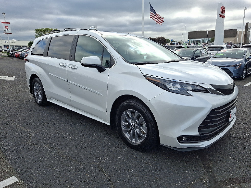 Certified 2026 Toyota Sienna XLE FWD image 3